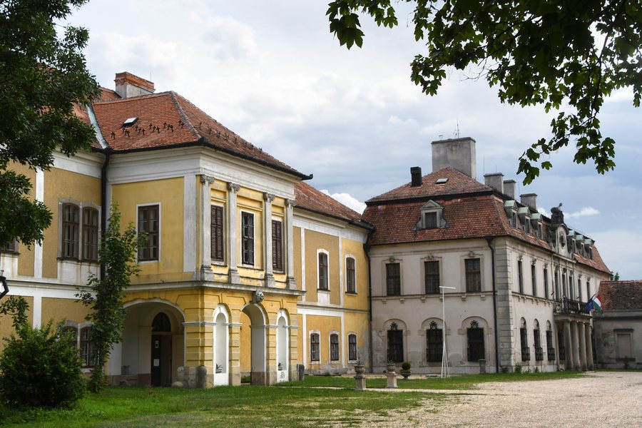 File:Iszkaszentgyörgy, Amadé–Bajzáth–Pappenheim-kastély 2021 01.jpg