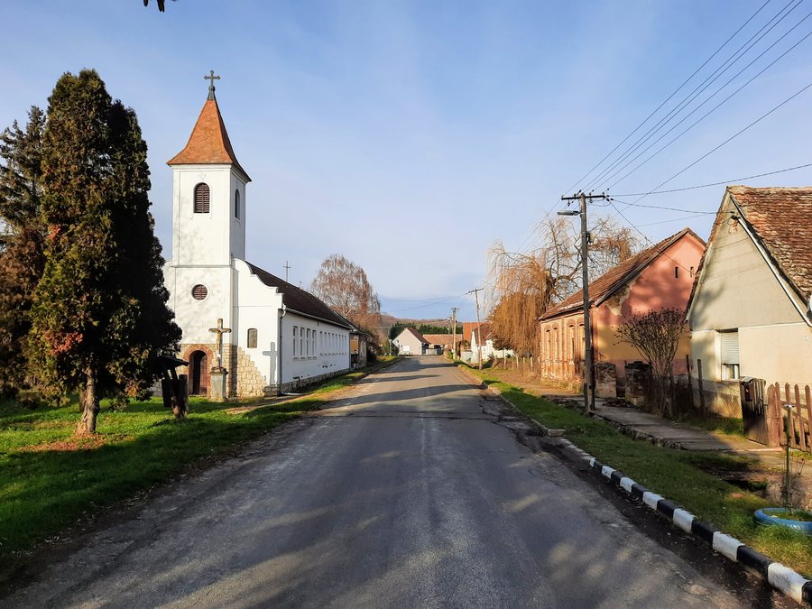 File:Dinnyeberki, Fő utca, iskolakápolna.jpg