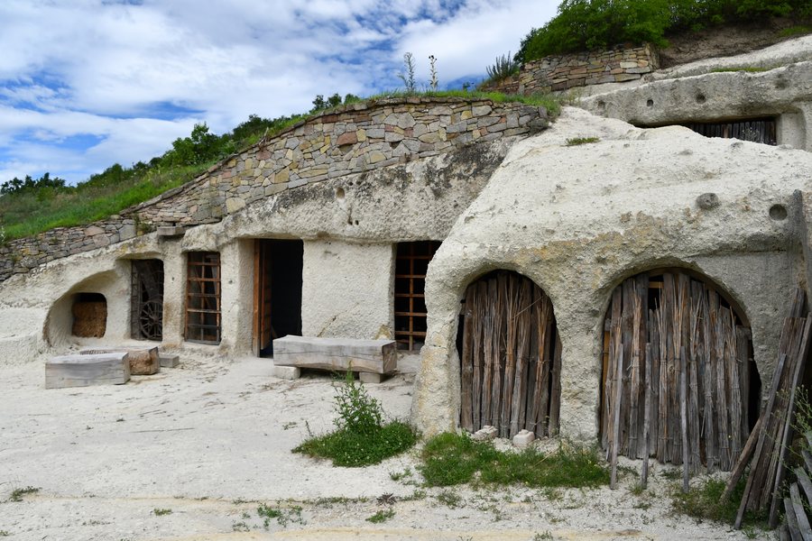 File:Noszvaj, pocemi barlanglakások 2020 02.jpg
