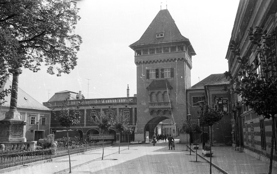 Kőszeg 1969, Jurisics tér, Hősök kapuja. Fortepan 32279.jpg