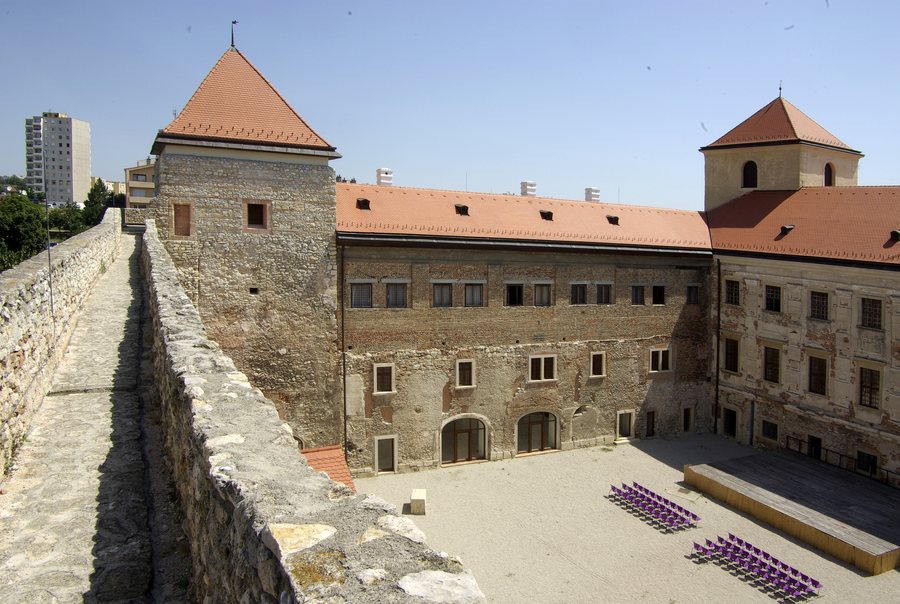 File:Várpalota, Thury Castle 02.jpg