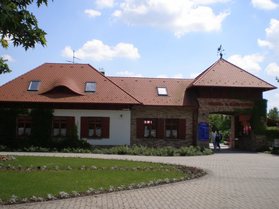 File:Lipót-Termálfürdő.JPG