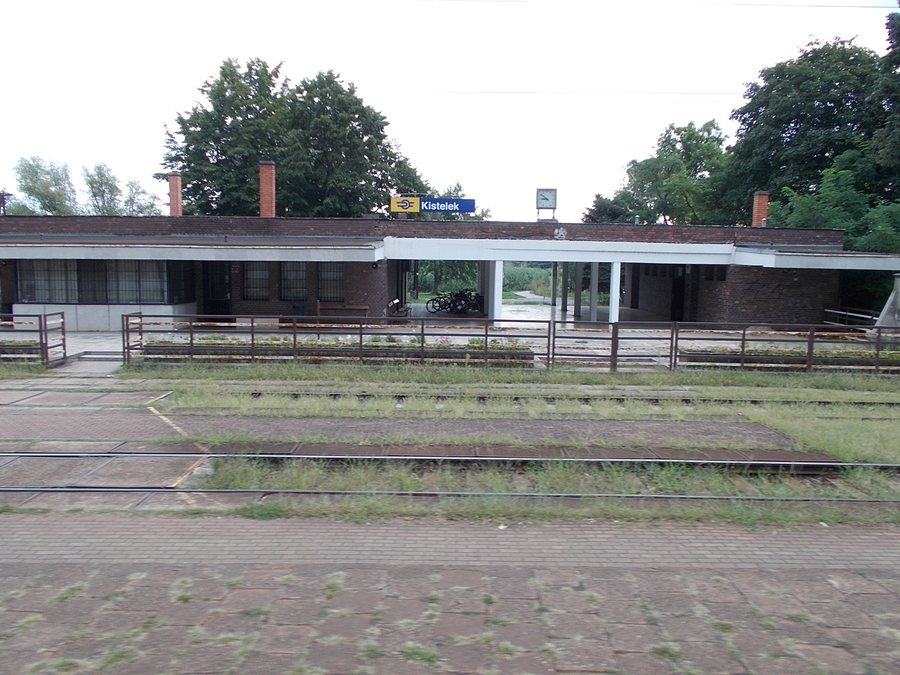 File:Bahnhof, Hauptgebäude, 2023 Kistelek.jpg