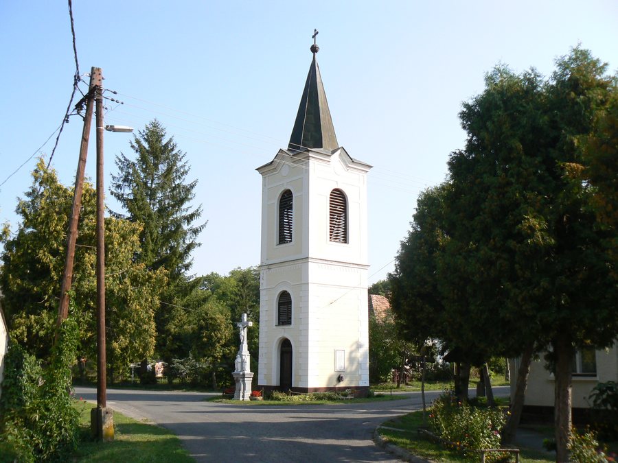 File:Sénye, harangláb.JPG