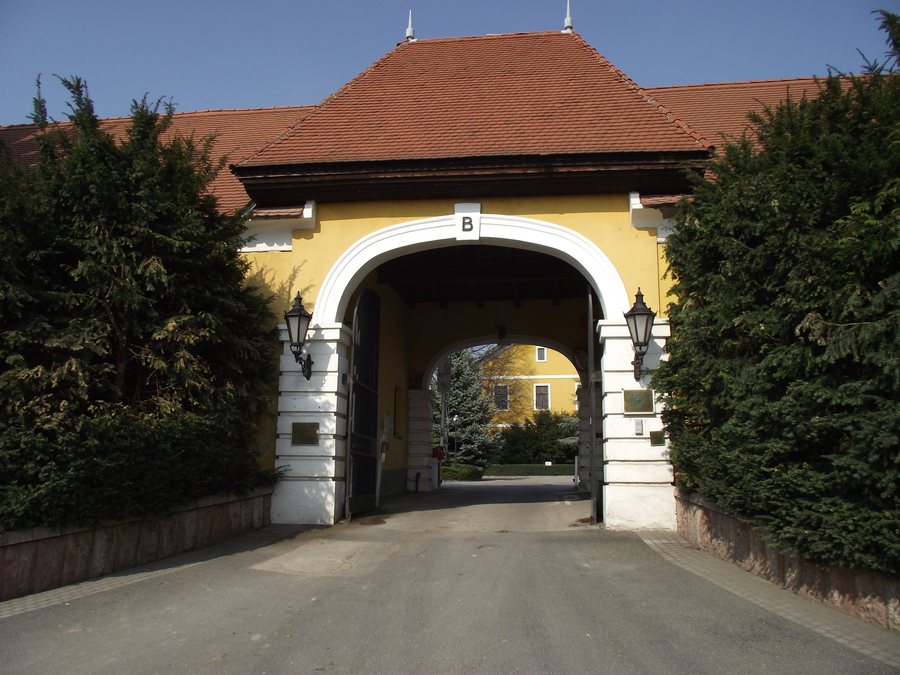 File:Bábolna - A bábolnai ménesbirtok bejárata.jpg