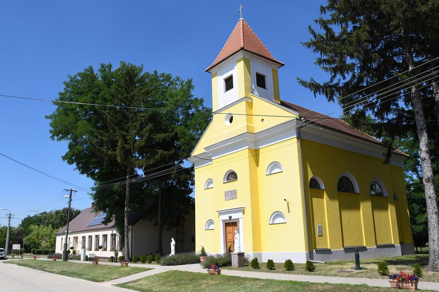 File:Csém, főutca 2021 01.jpg