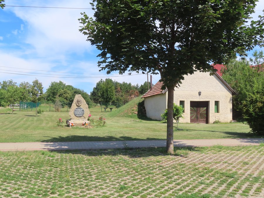 File:Zánka Okályi 01.jpg