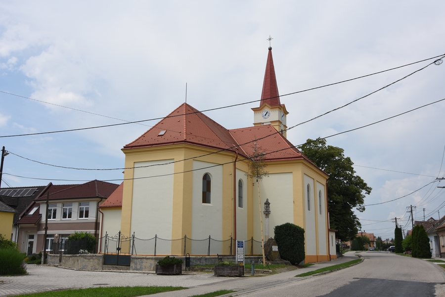 File:Szent Lőrinc templom Zsira 01.jpg