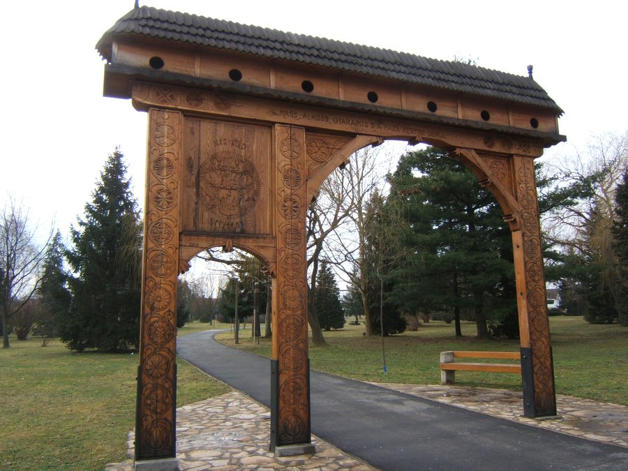 File:Székelykapu Nagyatádon.jpg