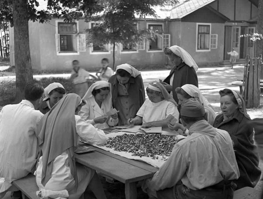 File:Az erdei iskola nevelőnői, 1943 Farkasgyepű. Fortepan 72393.jpg