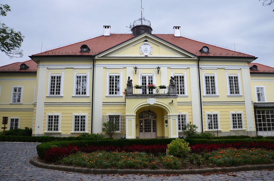 File:Röjtökmuzsaj Mansion 2014-09 001.jpg
