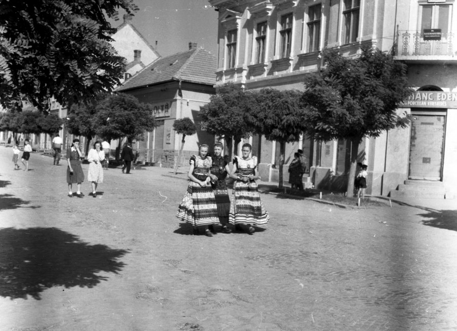 Mezőkövesd 1948, Mátyás király út. Lányok matyó népviseletben