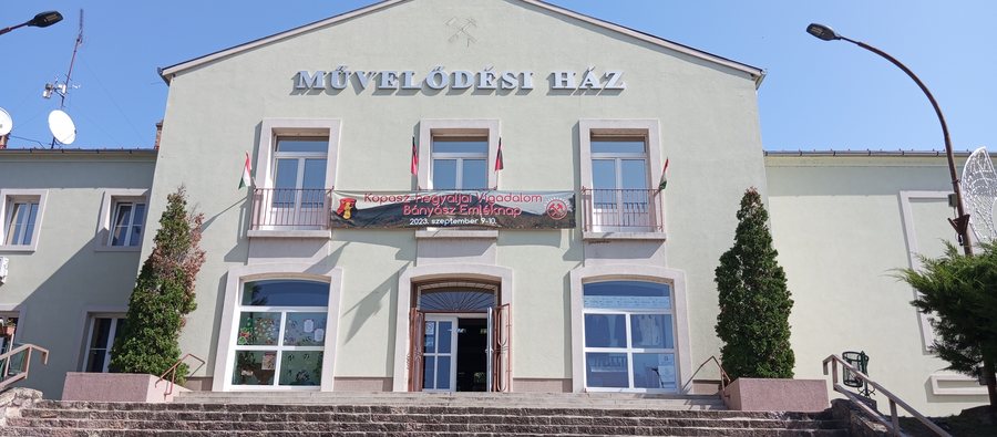 File:Petőfibánya, Cultural Centre.jpg