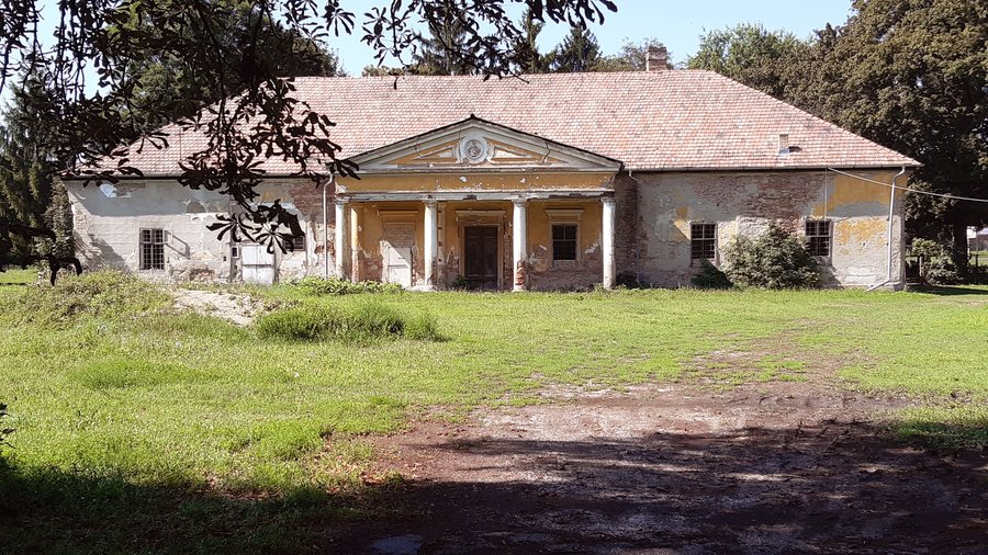 File:Laszkári-kúria, Romhány (2019).jpg