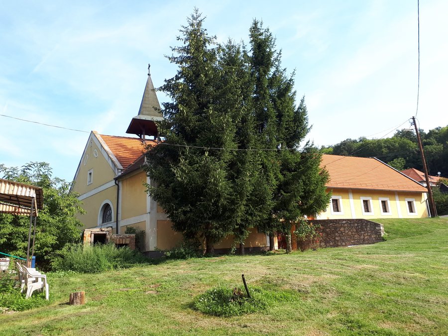 File:Szent Bernát-kápolna, Eplény.jpg
