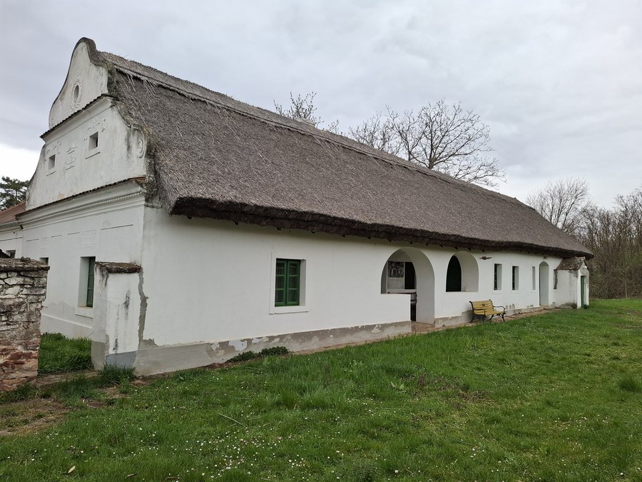 File:Kővágóörs, a tájház épülete.jpg