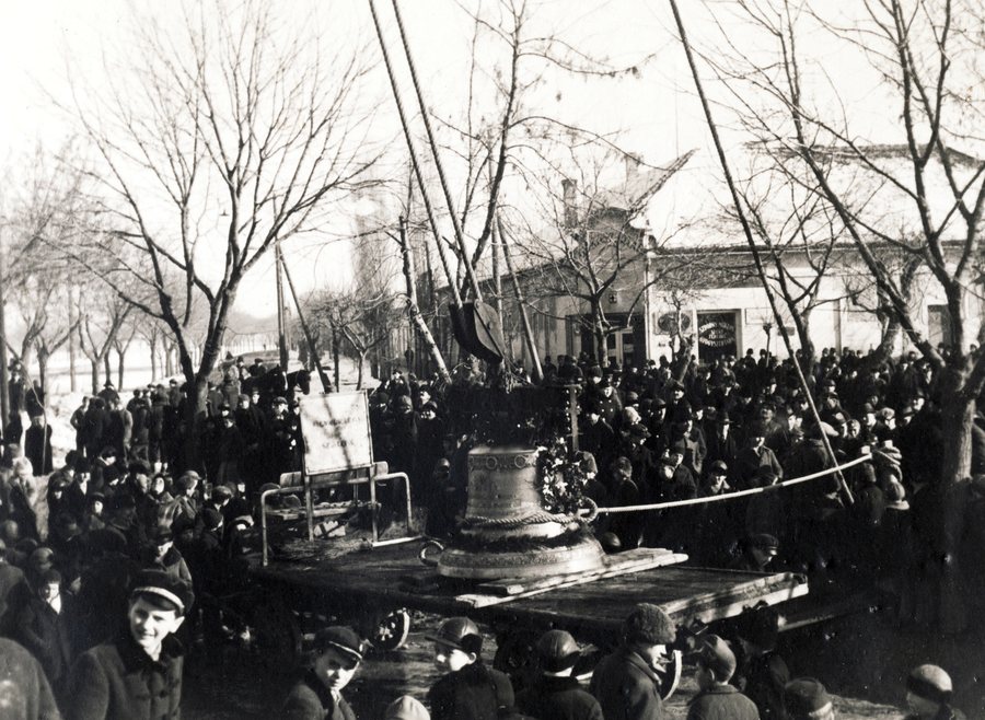 Hódmezővásárhely 1950, a Szent István-templom harangjának beemelése