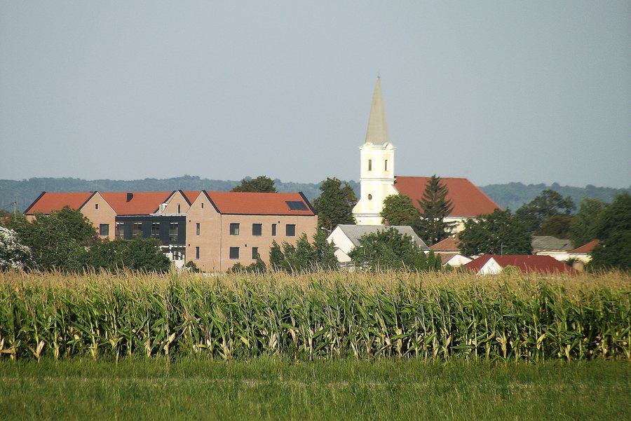 File:Tét város panorámakép.JPG