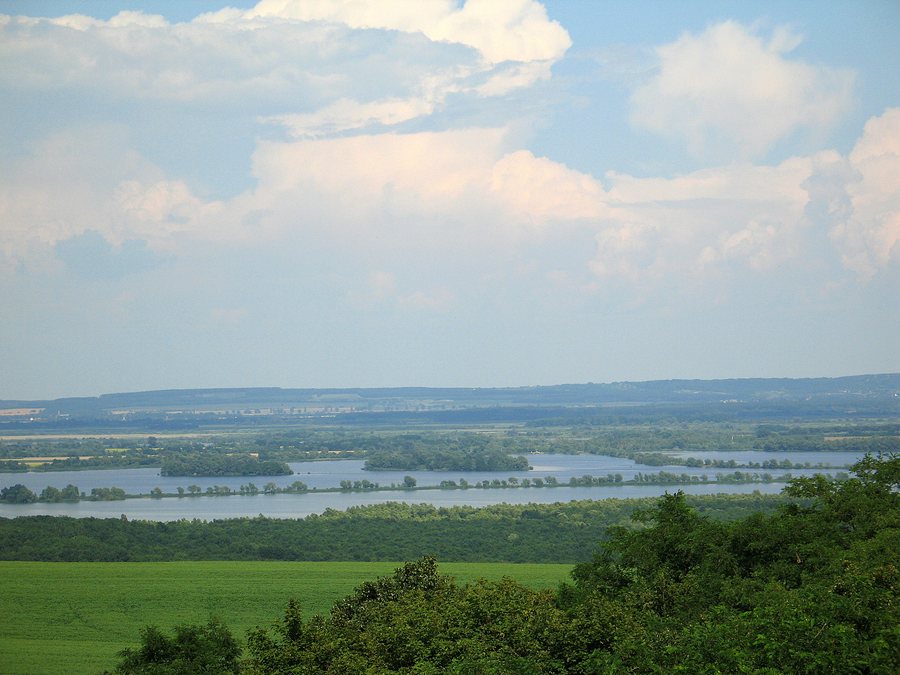 File:A Hídvégi-tó, Nagyrada Szölöhegy felől nézve. Foto Victor Belousov - panoramio - Victor Belousov.jpg