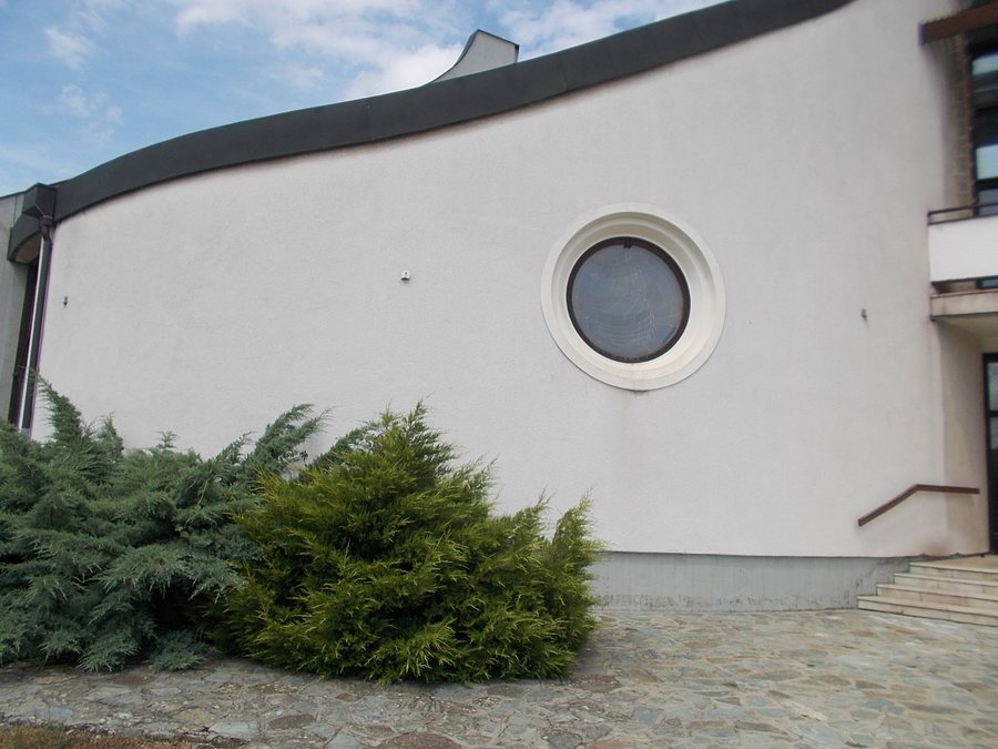 File:Church of the Visitation, round window, 2019 Kapuvár.jpg