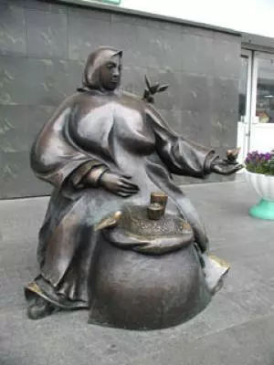 Komarovka, the statue of tradeswoman
