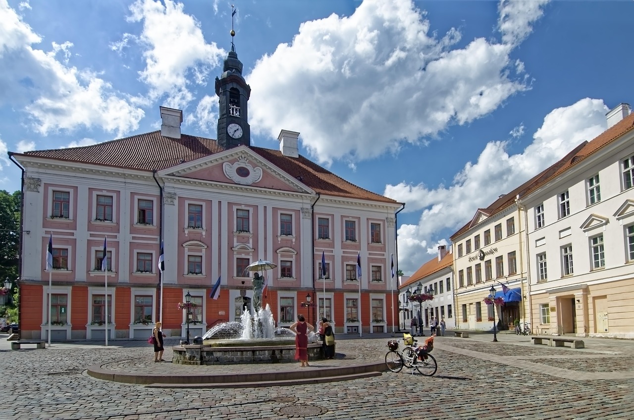 Rathausplatz mit Rathaus in Tartu